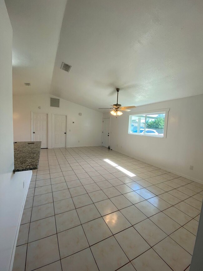 Building Photo - FULLY RENOVATED and spacious 4-bedroom, 2-...