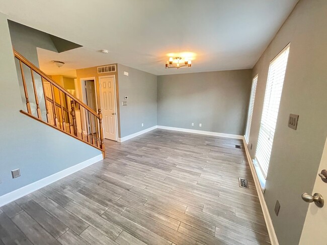 Building Photo - Move In Ready! 2 bed/4 bath townhouse with...