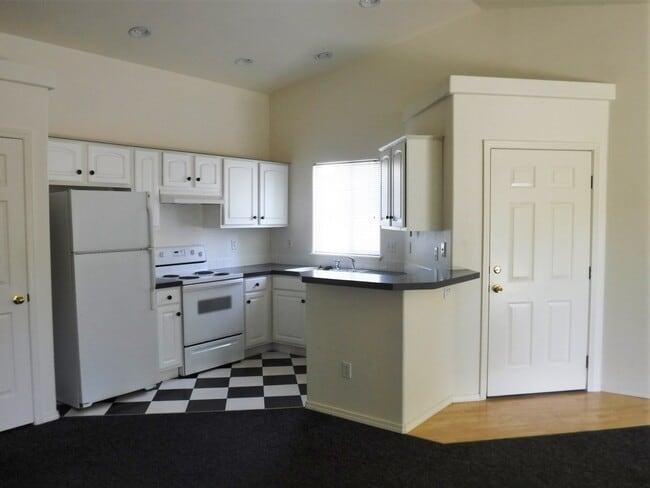 Building Photo - Adorable 2 bed 2 bath Town Home in a quiet...