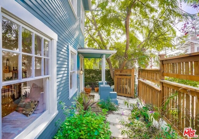 Building Photo - 2154 Willetta Ave N