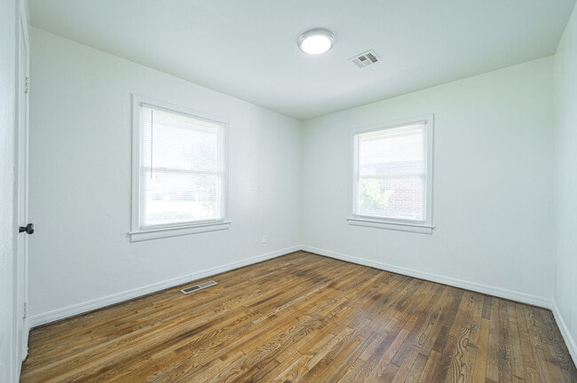 Building Photo - 1349 Kinkaid Dr