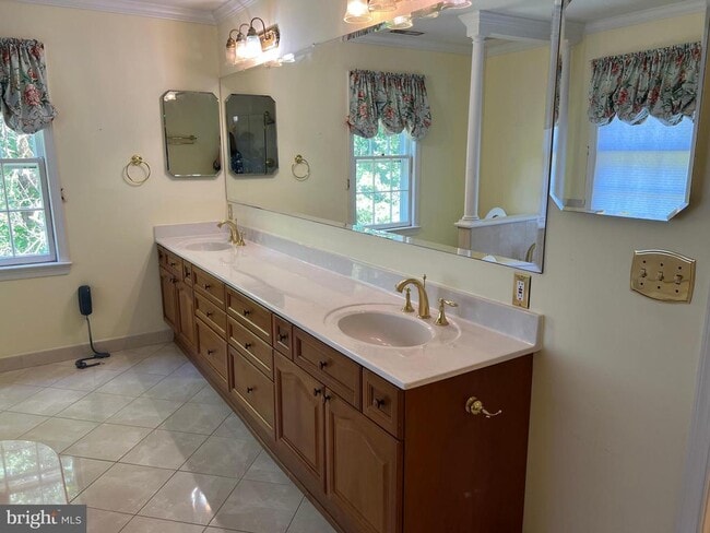 Building Photo - 10220 Cedar Pond Dr
