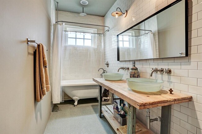 Building Photo - 808 Coronado St