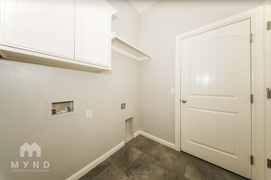 Building Photo - 1013 Merlin Dr