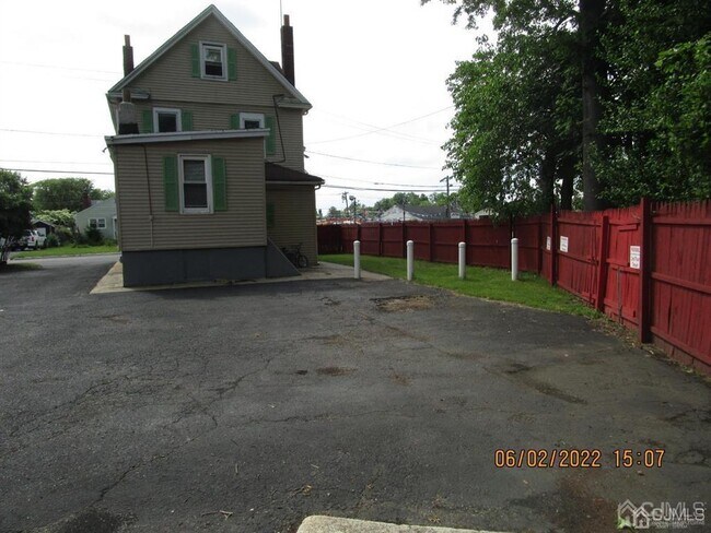 Building Photo - 17 Player Ave