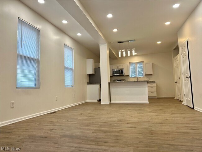 Building Photo - 2214 W 32nd St