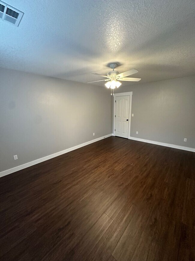 Building Photo - 4 Bedroom House Available in Hammond!