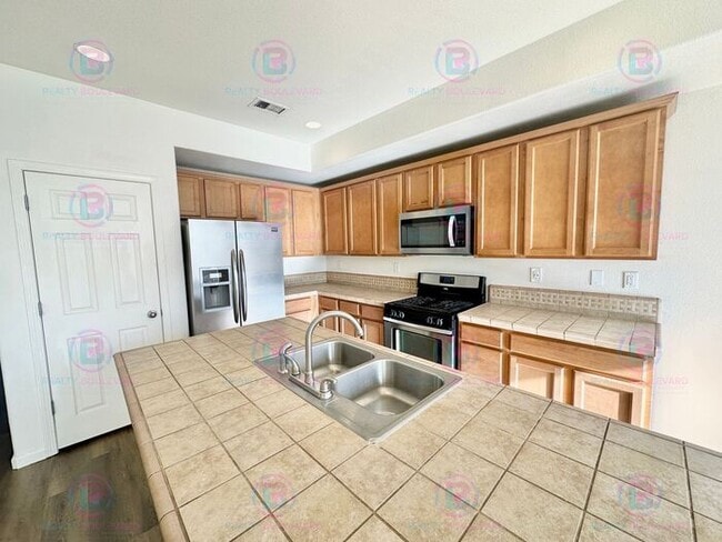 Building Photo - Spacious 4-Bedroom 3 Bath, 3 Car Garage Home with Loft, Living Room and Family Room Outdoor Kitch...