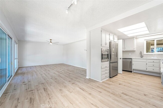 Building Photo - 2293 Via Puerta