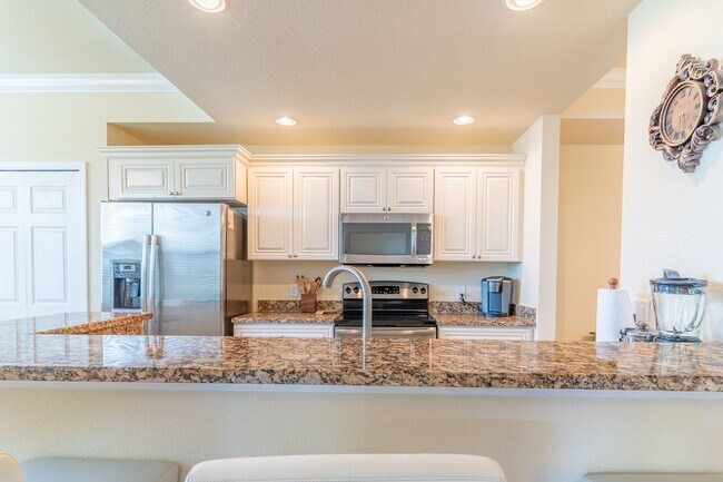 Building Photo - Furnished Annual -  2BR/2BA Second Floor c...