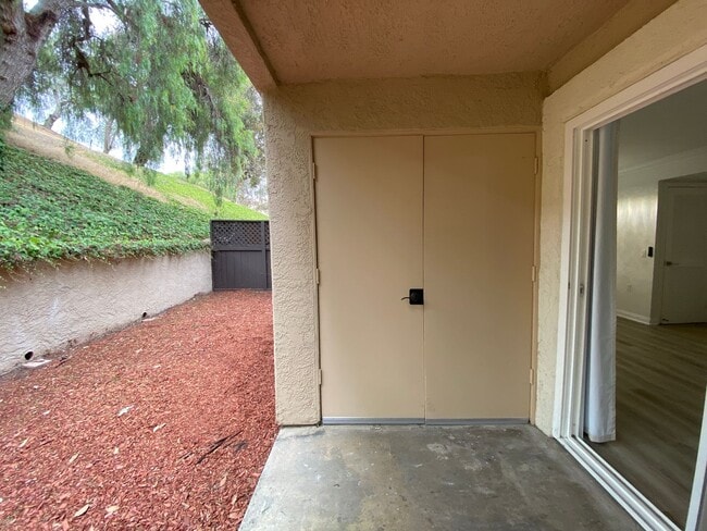 Building Photo - Beautifully Renovated 1-Bedroom Condo in R...