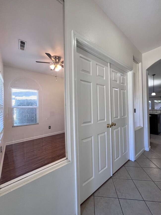 Building Photo - Super cute home with 3 car garage in a des...