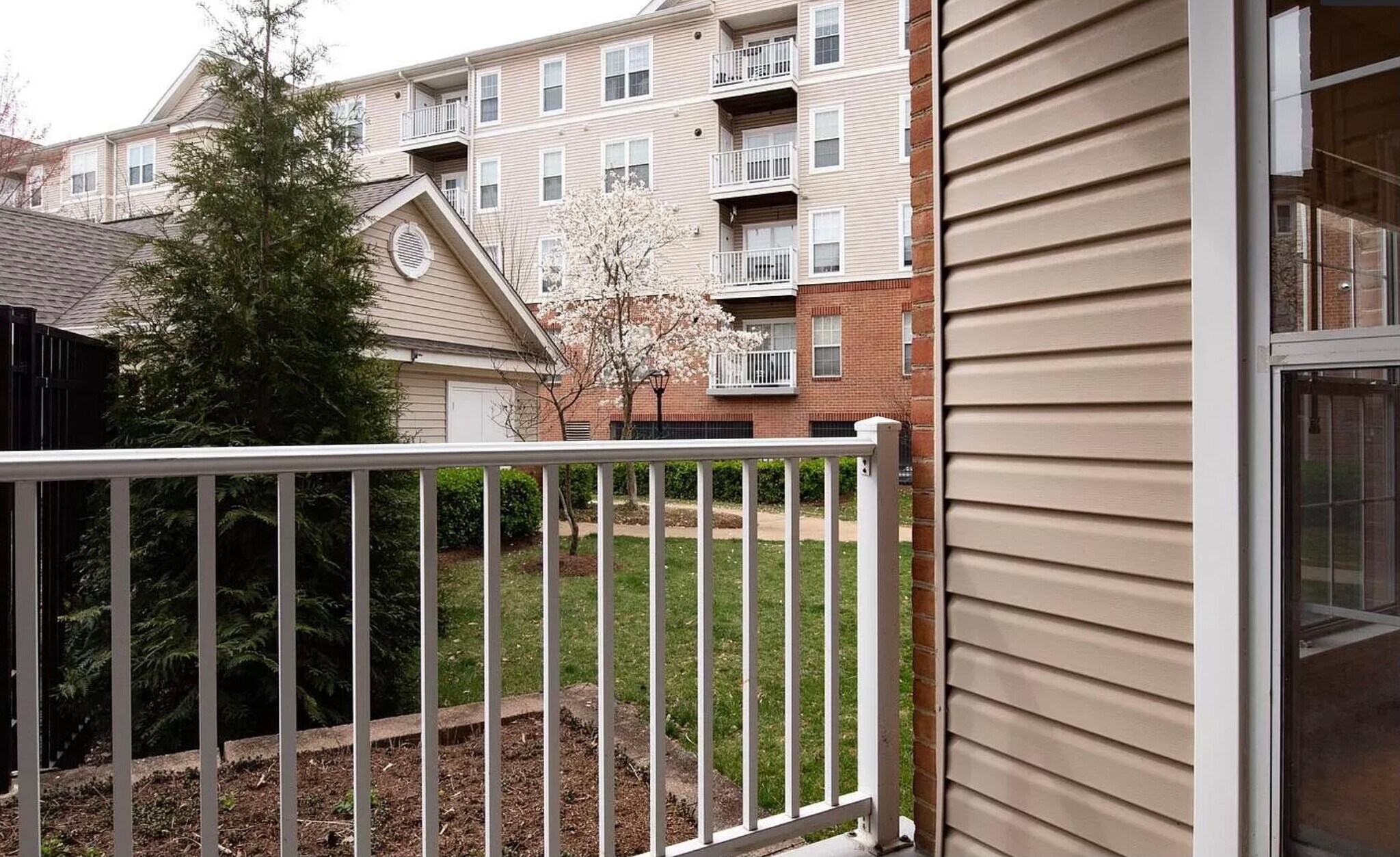 Building Photo - 7000 Falls Reach Dr