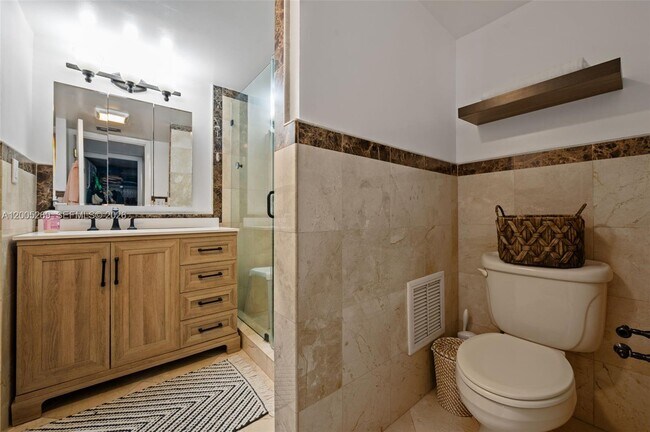 Building Photo - 2555 Collins Ave