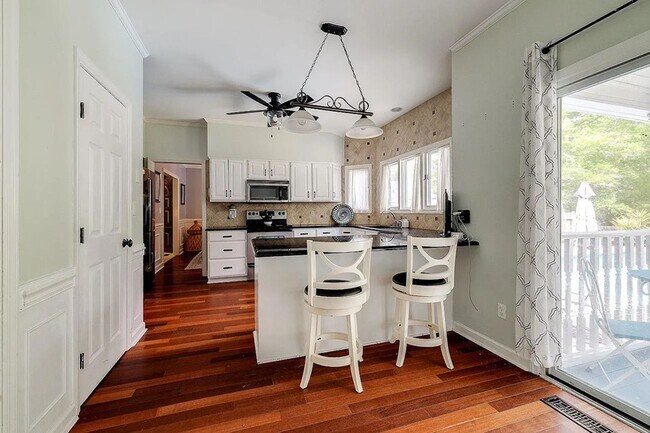 Building Photo - Stunning 4 Bed, 3 Bath Home with Pool in E...