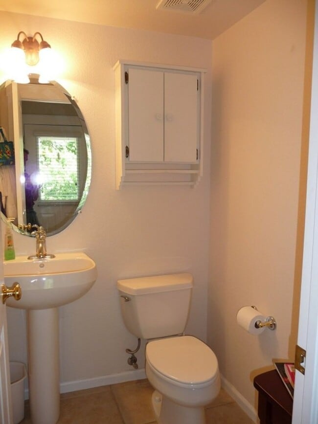 Building Photo - 2 Bed Highlands Townhome