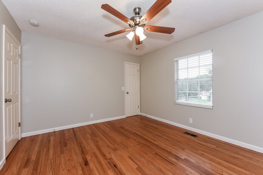 Building Photo - 5105 Roxborough Dr