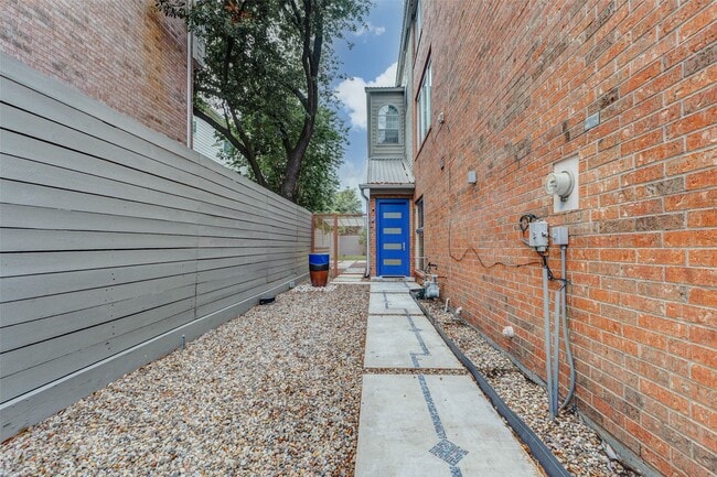 Building Photo - 1222 Marconi St