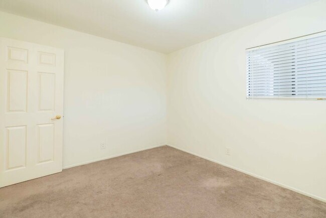 Building Photo - Beatiful house next to golf course.