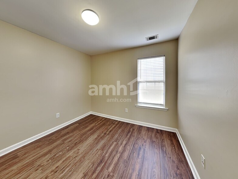 Building Photo - 409 Fairlawn Dr