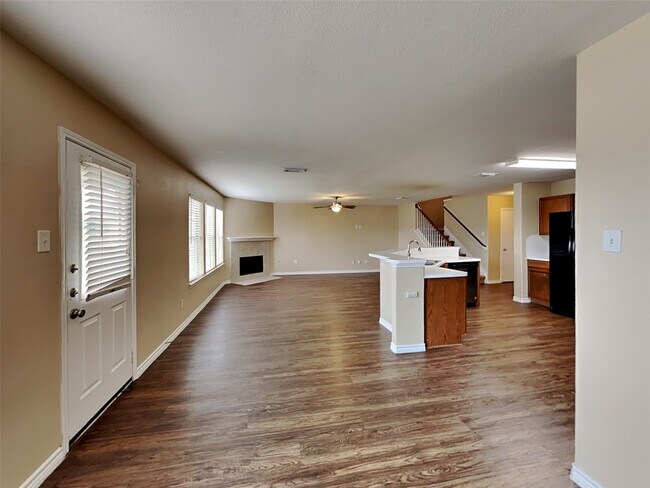 Building Photo - 226 Golden Oak Dr