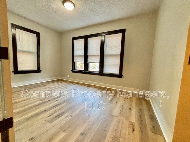 Building Photo - 325 E Washington St