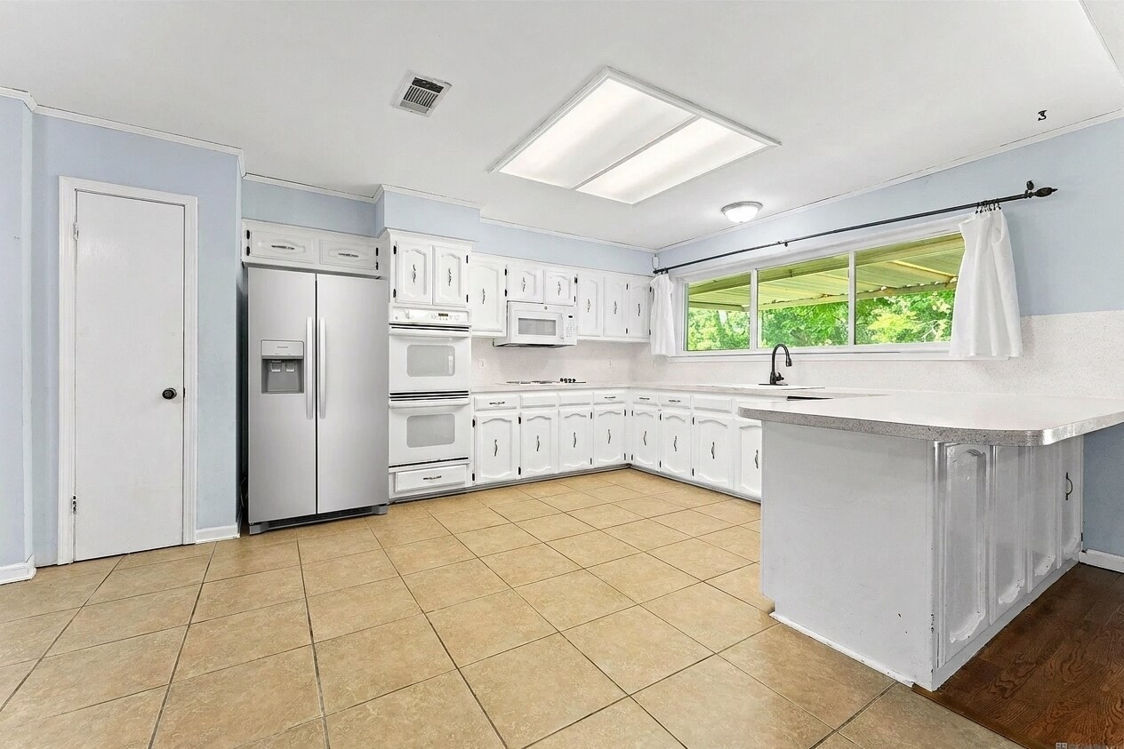 Building Photo - 6362 Westridge Dr