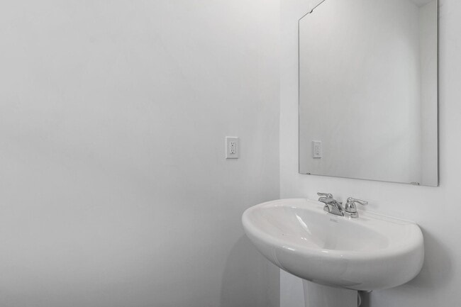 Building Photo - Spacious End-Unit 3-Bedroom Townhome in Pr...