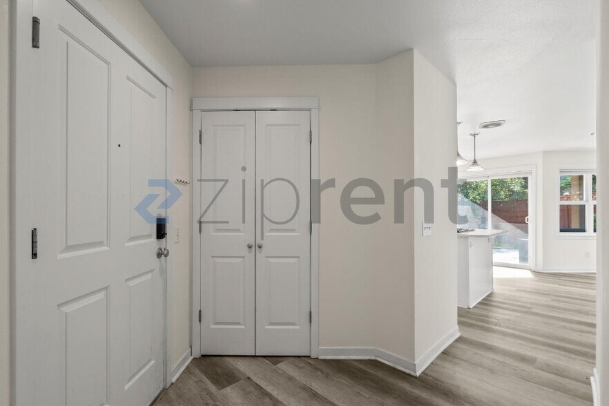 Building Photo - Unit 102