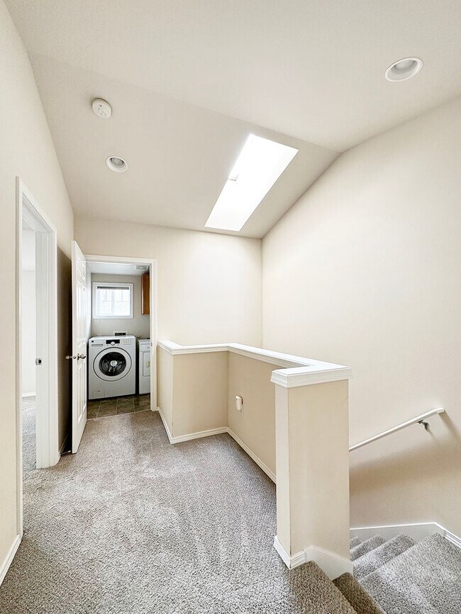 Building Photo - 3bs/2.5ba Seattle Townhome