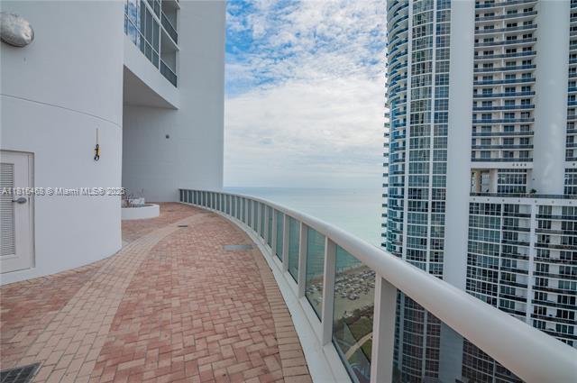 Building Photo - 18201 Collins Ave
