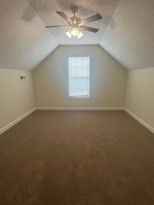 Building Photo - Charming 4 Bed, 2 Bath Home in Raeford