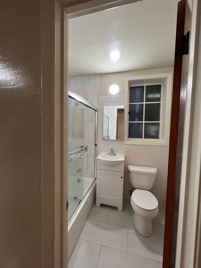 Building Photo - CHINATOWN - 2 Bedroom/ 1 Bathroom Apartmen...