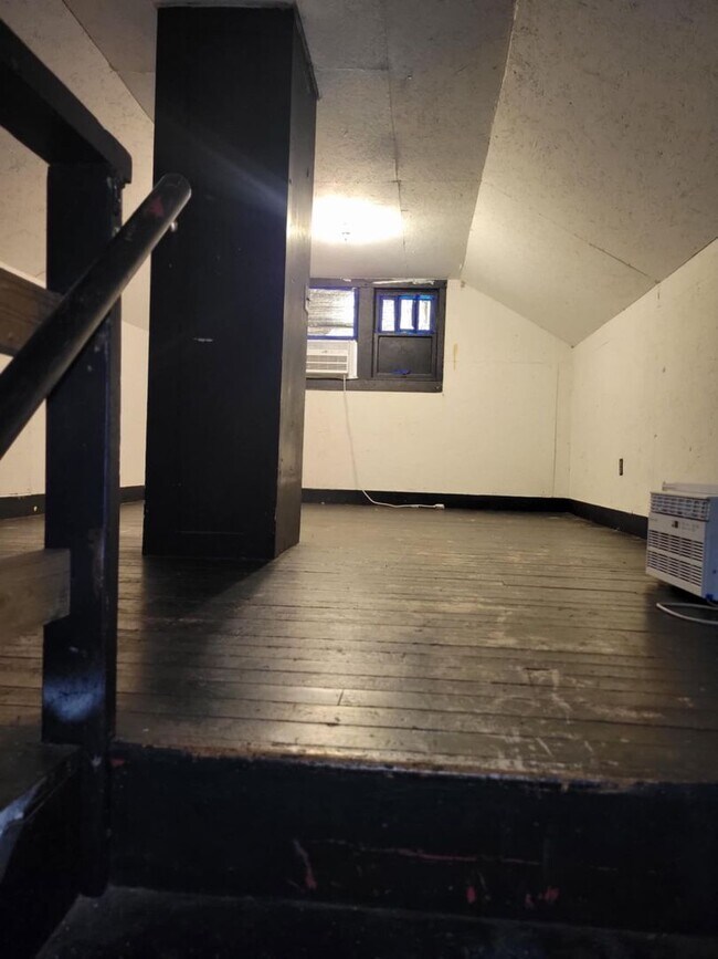 Building Photo - 2 bedroom 1 bathroom house for rent