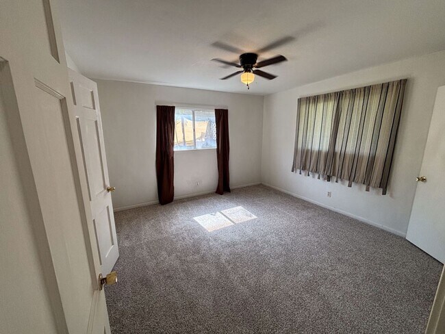 Building Photo - 2 bedroom/1 bath available for IMMEDIATE M...