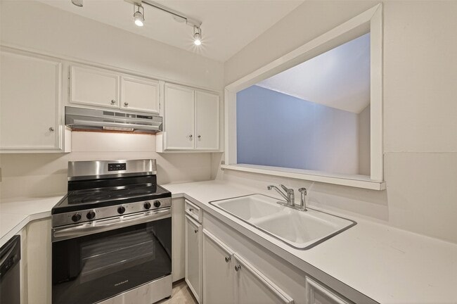 Building Photo - 615 Kipling St