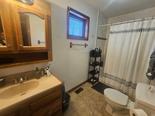 Building Photo - 4035 N Hinkle Rd