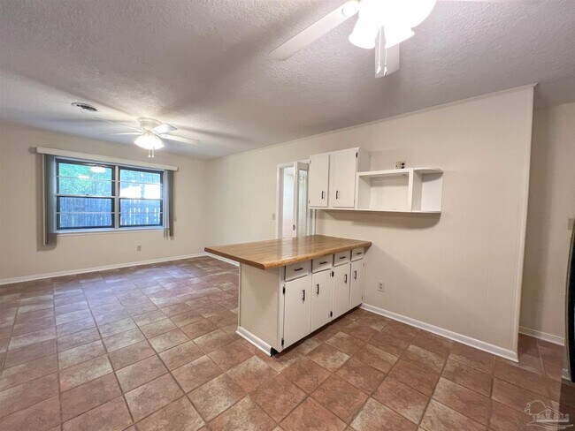 Building Photo - 5891 Avondale Rd