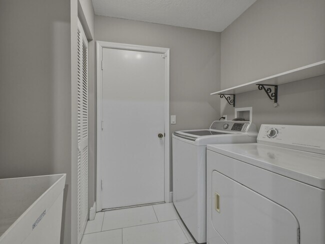 Building Photo - 1127 Sea Pines Way