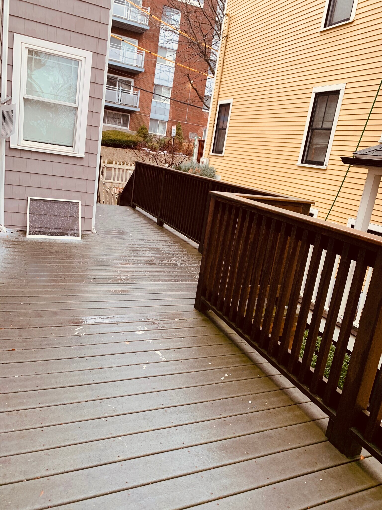 Building Photo - 27 Iroquois St