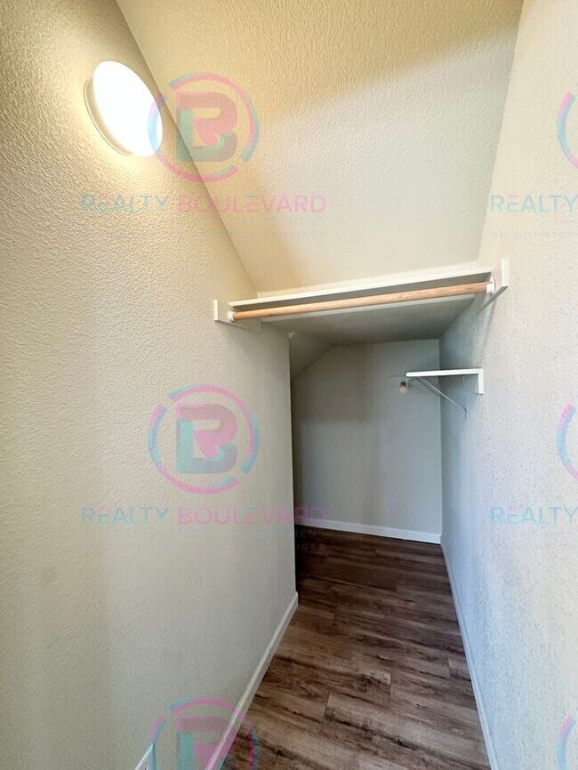 Building Photo - 3 Bedroom 2.5 Bathroom + Loft & 2 Car gara...