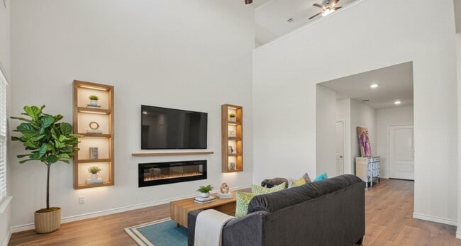 Building Photo - 1613 Grand Villa St
