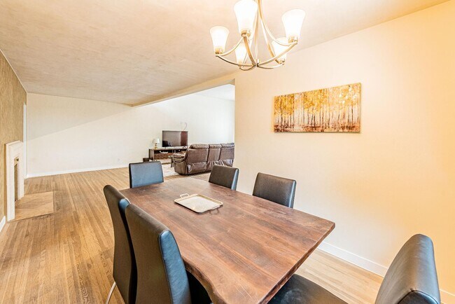 Building Photo - 444 Sierra Dr SE