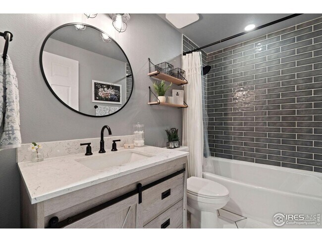 Building Photo - Renovated Milliken Home!