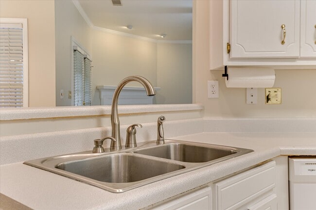 Building Photo - 2937 Hillcreek Dr