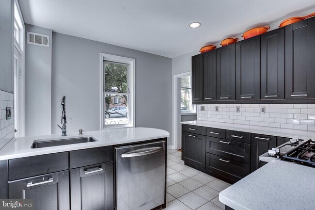 Building Photo - Capital Hill East Townhouse | 3 bd 2.5 bth | Two Patios | Hardwood Floors
