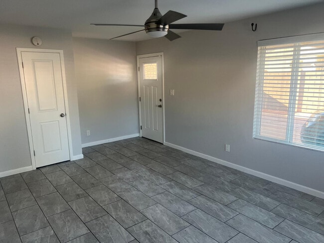 Building Photo - 5406 S Hazelton Ln