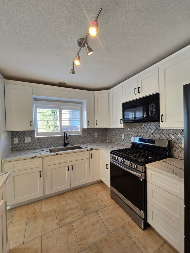 Building Photo - A Fabulous 4 Bedroom Home in Peccole Ranch