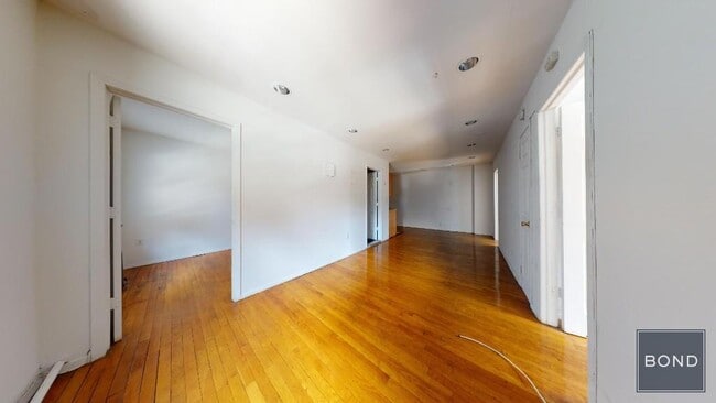 Building Photo - 139 E 12th St