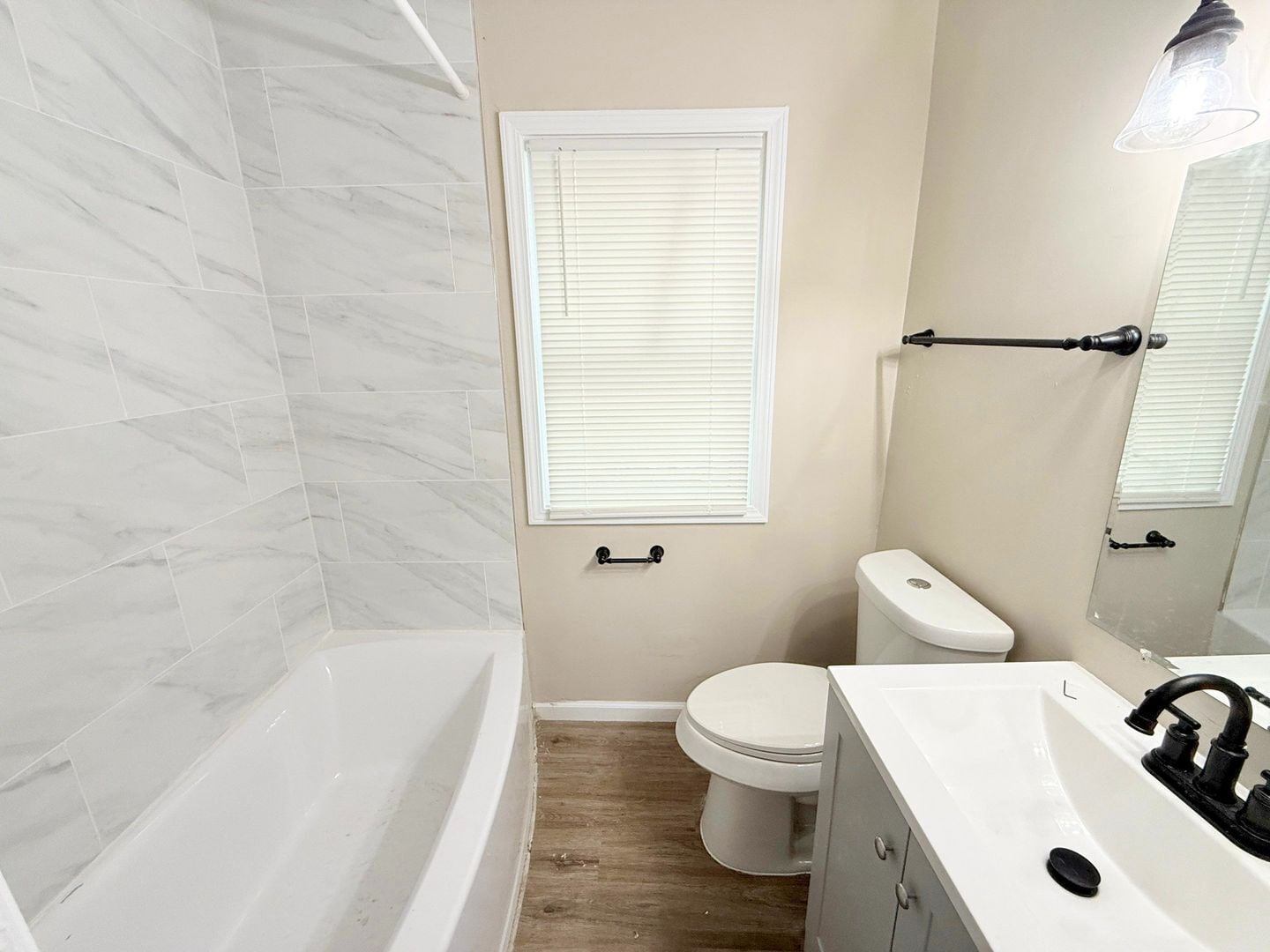 Building Photo - This beautifully updated 3-bedroom, 1-bath single-family home is ready for move-in!